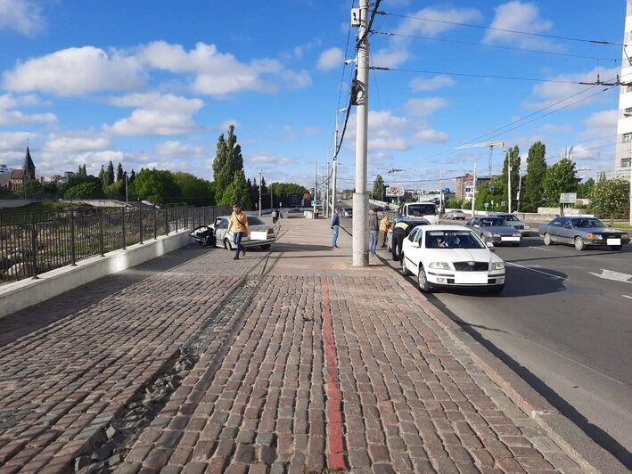 В Калининграде BMW протаранил световую опору, есть пострадавший (фото) - Новости Калининграда | Фото: пресс-служба УМВД России по Калининградской области
