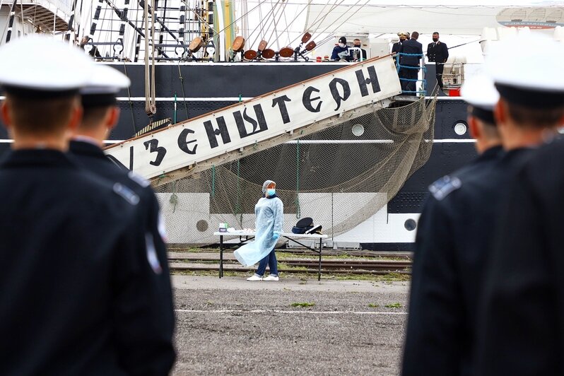 С антисептиками и в масках: как встретили прибывший в калининградский порт "Крузенштерн" (фоторепортаж) - Новости Калининграда | Фото: Александр Подгорчук / &quot;Клопс&quot;