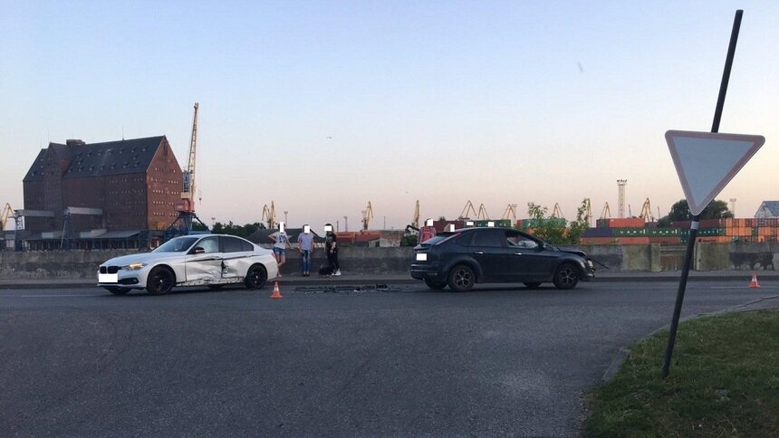 В аварии с BMW на Правой Набережной пострадала 22-летняя девушка (фото) - Новости Калининграда | Фото: пресс-служба УМВД России по Калининградской области