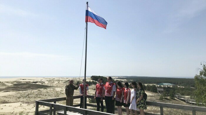 На одной из самых высоких дюн Куршской косы подняли флаг в честь Дня России (фото)   - Новости Калининграда | Фото: пресс-служба нацпарка &quot;Куршская коса&quot;