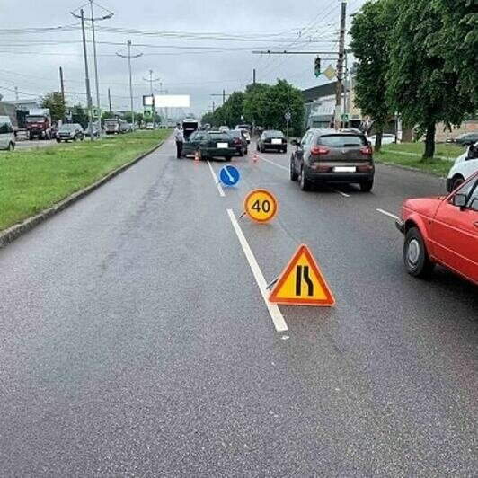 В Калининграде Mercedes врезался в пропускавшую пешеходов легковушку (фото) - Новости Калининграда | Фото: пресс-служба УМВД России по Калининградской области