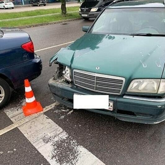 В Калининграде Mercedes врезался в пропускавшую пешеходов легковушку (фото) - Новости Калининграда | Фото: пресс-служба УМВД России по Калининградской области