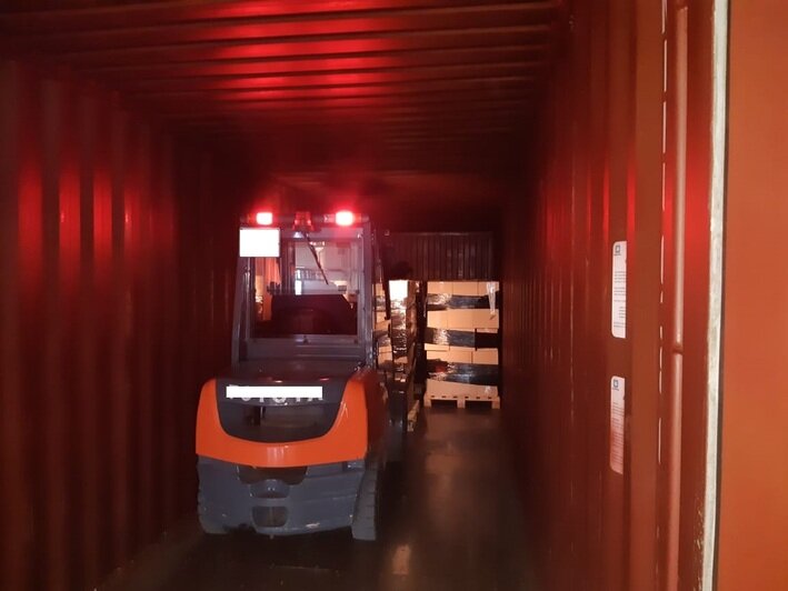  В Калининградскую область ввезли 16 тонн суррогатного алкоголя под видом почты (фото) - Новости Калининграда | Фото: пресс-служба Западного ЛУ МВД России на транспорте