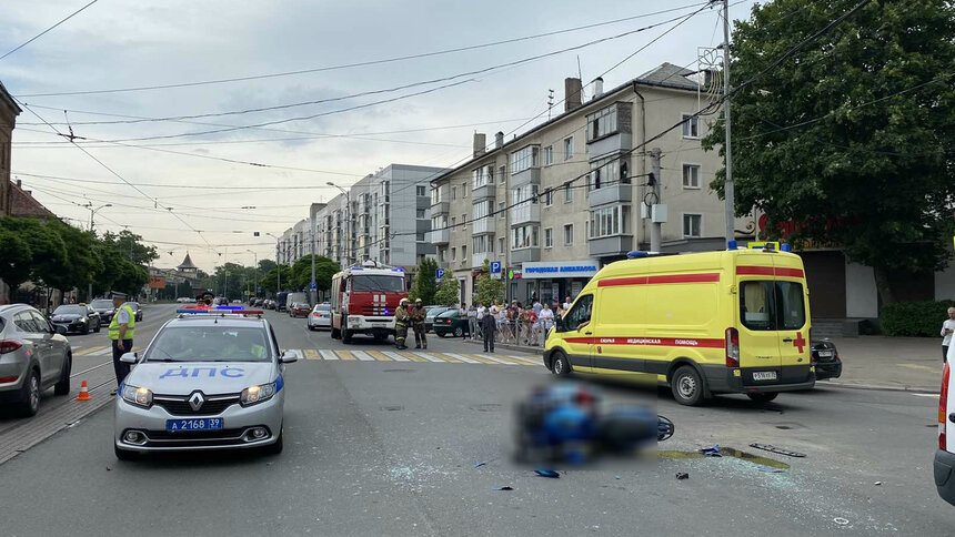 В ДТП на перекрёстке Черняховского и Пролетарской погибла пассажирка мотоцикла (видео) - Новости Калининграда | Фото: пресс-служба ГУ МЧС России по Калининградской области