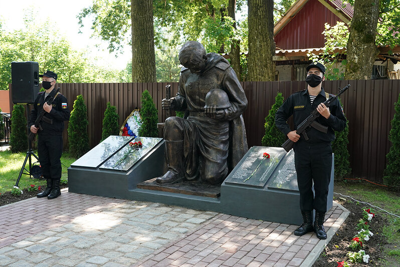 Под Зеленоградском на месте захоронения павших в 1945-м бойцов открыли памятник (фото)   - Новости Калининграда | Фото: пресс-служба правительства Калининградской области