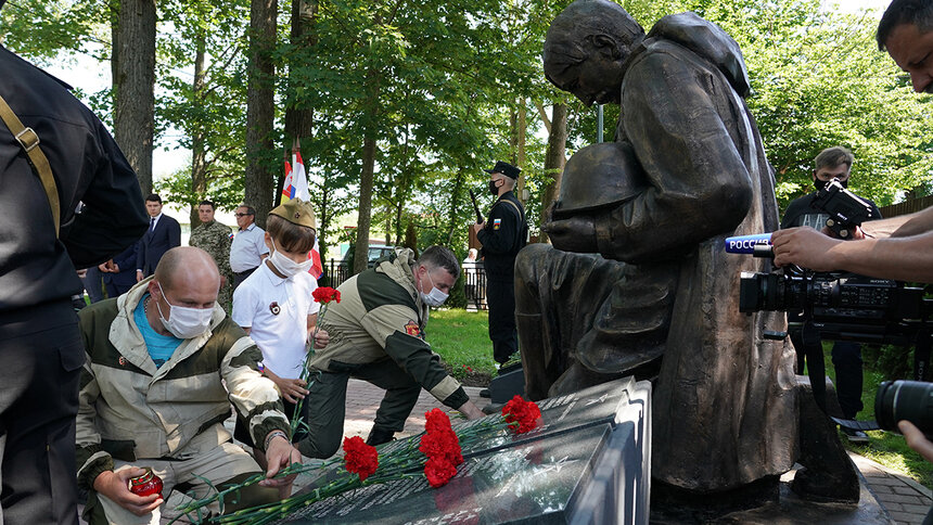 Под Зеленоградском на месте захоронения павших в 1945-м бойцов открыли памятник (фото)   - Новости Калининграда | Фото: пресс-служба правительства Калининградской области