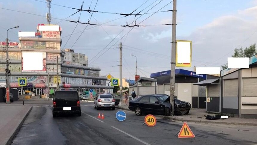 На ул. Громовой Mercedes с пьяной женщиной за рулём протаранил столб (фото) - Новости Калининграда | Фото: пресс-служба УМВД России по Калининградской области