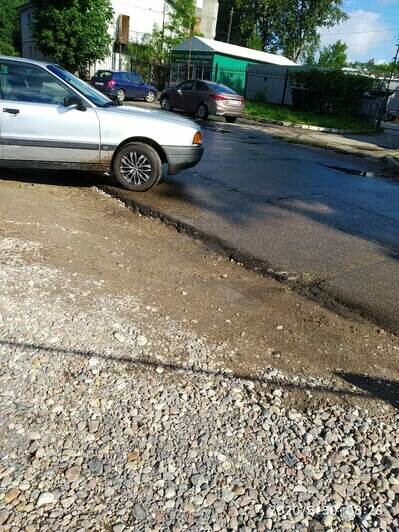 На Ялтинской водители бьют машины, проезжая разрытый для ремонта тротуар (фото) - Новости Калининграда | Фото: Наталья Ющенко