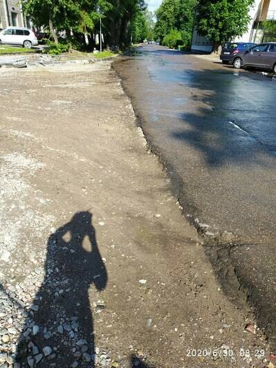 На Ялтинской водители бьют машины, проезжая разрытый для ремонта тротуар (фото) - Новости Калининграда | Фото: Наталья Ющенко