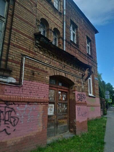 "Истерическое здание": в Калининграде на немецких домах появились таблички с опечаткой (фото) - Новости Калининграда | Фото: Надежда Маркова / &quot;Клопс&quot;