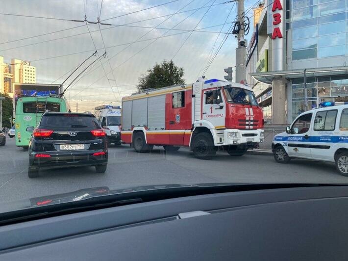 Очевидцы: из ТЦ "Плаза" и "Европа" эвакуировали посетителей, прибыли машины экстренных служб (фото)   - Новости Калининграда | Фото: читатель &quot;Клопс&quot;
