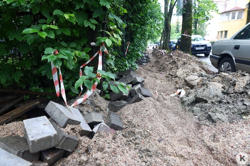 В Центральном районе при прокладке кабеля уничтожили клумбы и оставили ямы у домов (фото)  - Новости Калининграда | Фото: Константин Сериков
