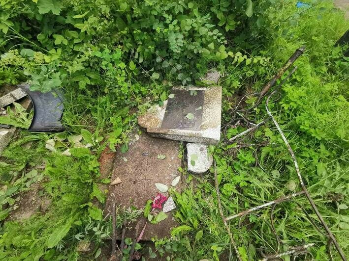 На старом кладбище Калининграда неизвестные снесли ограду и повредили несколько могил - Новости Калининграда | Фото: пресс-служба городской администрации