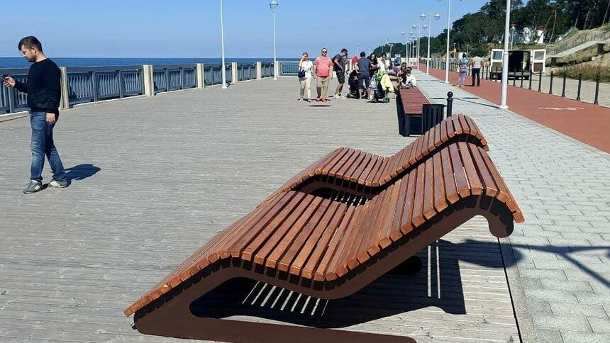 На новом променаде Светлогорска появились лавки-лежаки (фото) - Новости Калининграда | Фото фирмы, построившей лавки, &quot;Творческая мастерская Гудвилл&quot;