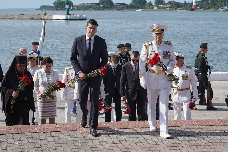 Морской бой, вальс буксиров и парадный строй кораблей: в Балтийске отметили День ВМФ - Новости Калининграда | Фото: пресс-служба правительства Калининградской области