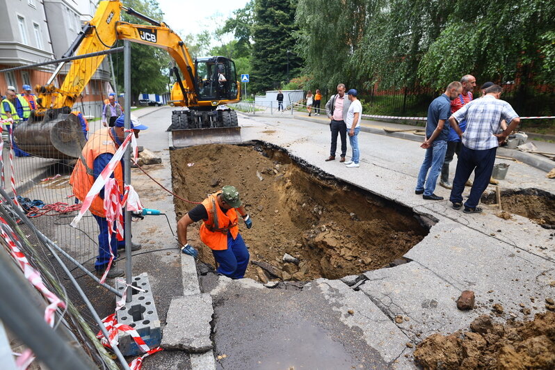 В мэрии назвали причину провала дороги на Тенистой Аллее - Новости Калининграда | Александр Подгорчук / &quot;Клопс&quot;