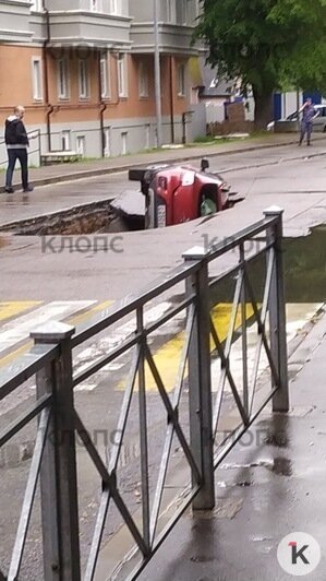 На Тенистой Аллее машина провалилась в яму на дороге (фото) - Новости Калининграда | Фото: &quot;Клопс&quot;