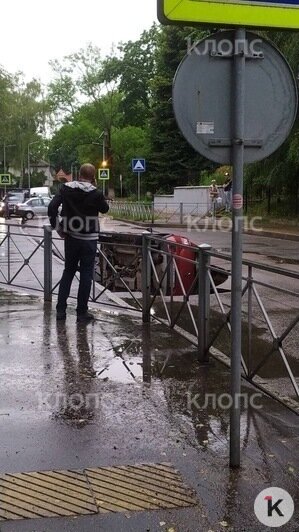 На Тенистой Аллее машина провалилась в яму на дороге (фото) - Новости Калининграда | Фото: &quot;Клопс&quot;