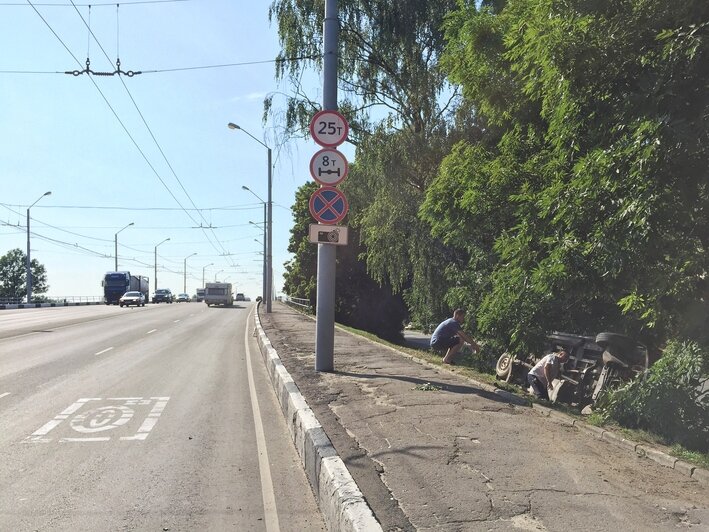  На проспекте Победы микроавтобус вылетел с моста и перевернулся (фото) - Новости Калининграда | Фото: Александр Подгорчук / &quot;Клопс&quot;