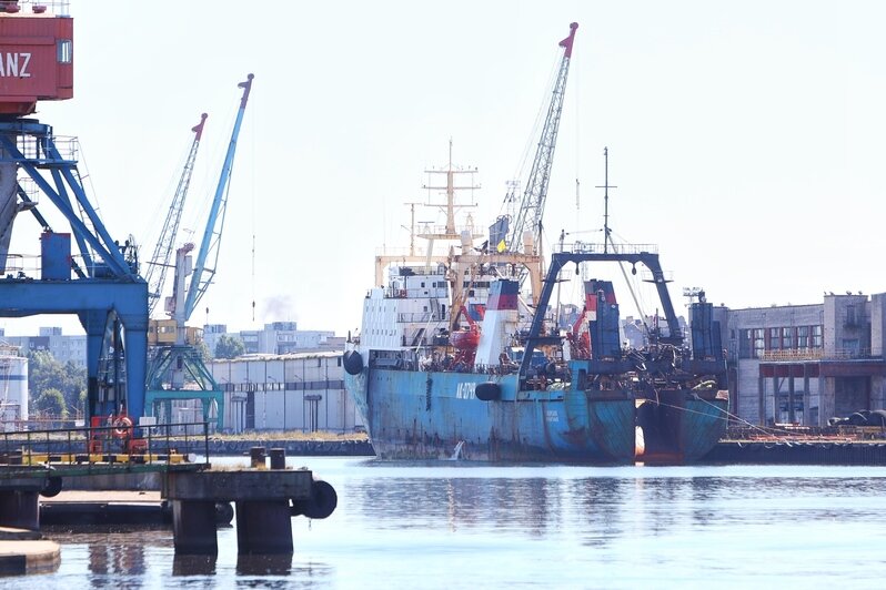 Российский траулер с заражёнными COVID-19 моряками зашёл в порт Калининграда (фото) - Новости Калининграда | Фото: Александр Подгорчук / &quot;Клопс&quot;