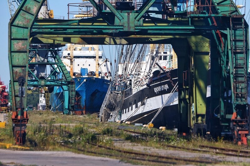 Российский траулер с заражёнными COVID-19 моряками зашёл в порт Калининграда (фото) - Новости Калининграда | Фото: Александр Подгорчук / &quot;Клопс&quot;