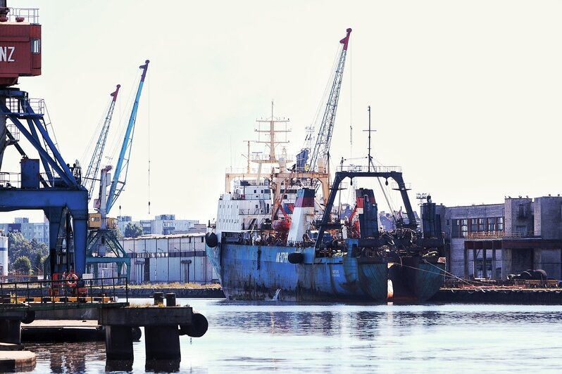 Российский траулер с заражёнными COVID-19 моряками зашёл в порт Калининграда (фото) - Новости Калининграда | Фото: Александр Подгорчук / &quot;Клопс&quot;