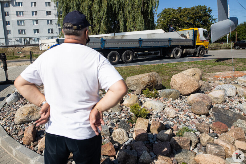 В Музее Мирового океана выставили лопасть демонтированного в Куликово ветряка (фото) - Новости Калининграда | Фото: Александр Подгорчук