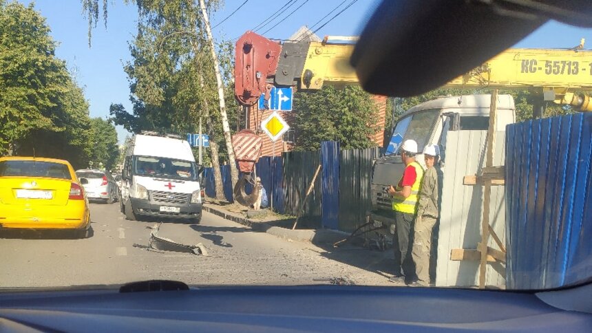 В Калининграде крюк крана зацепил и поднял над землёй легковушку с двумя пассажирами - Новости Калининграда | Фото: очевидец