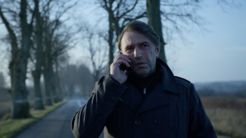 Лес с ритуальными кострами и дамба: где снимался сериал “Водоворот” с Вдовиченковым - Новости Калининграда | Кадр из сериала &quot;Водоворот&quot;