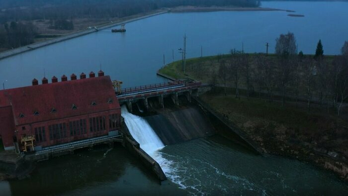 Лес с ритуальными кострами и дамба: где снимался сериал “Водоворот” с Вдовиченковым - Новости Калининграда | Кадр из сериала &quot;Водоворот&quot;
