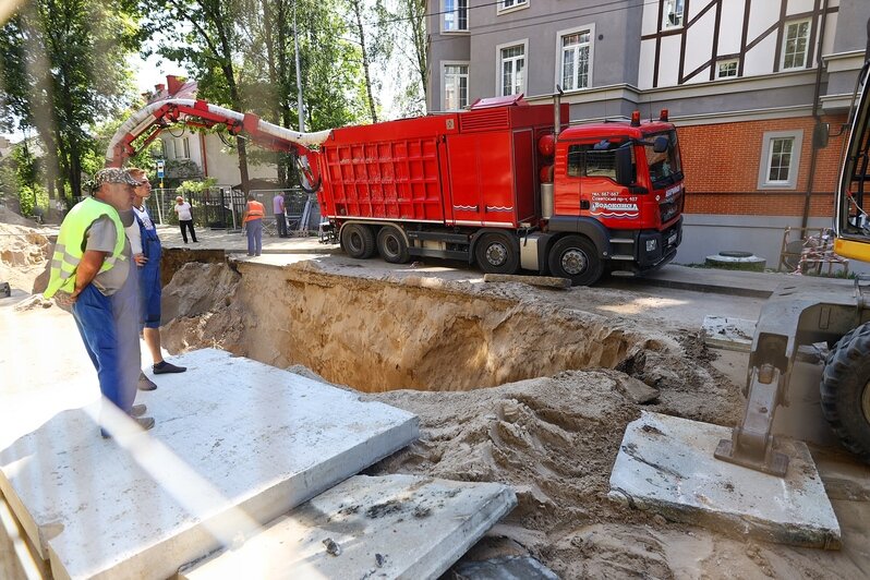 “Водоканал” нашёл ещё один провал грунта на участке Тенистой Аллеи, где машина провалилась в яму - Новости Калининграда | Александр Подгорчук / &quot;Клопс&quot;