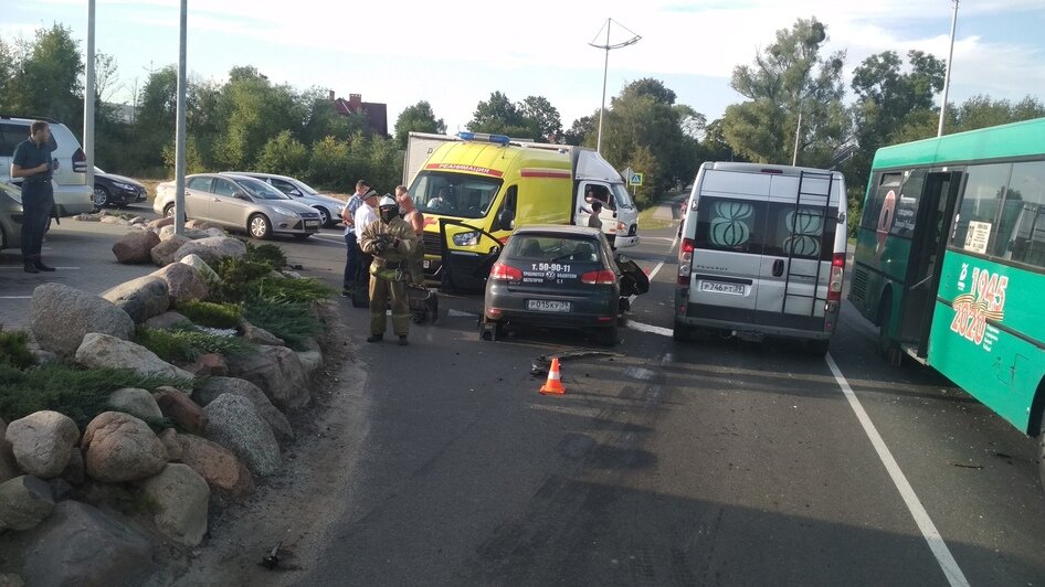 В Большом Исаково столкнулись легковушка и пассажирский автобус (фото) - Новости Калининграда | Фото очевидца