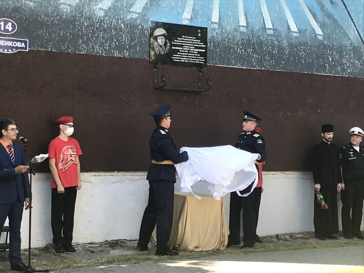 В Чкаловске открыли памятную доску в честь лётчика Тимура Апакидзе - Новости Калининграда | Фото: пресс-служба администрации Калининграда