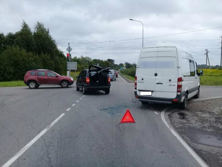 В Калининграде столкнулись микроавтобус и легковушка, пострадал ребёнок (фото) - Новости Калининграда | Фото: пресс-служба УМВД России по Калининградской области