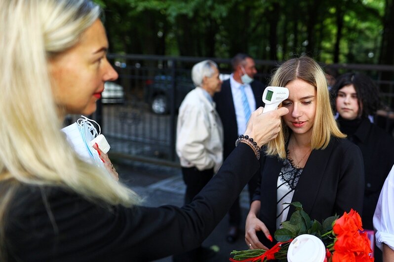 День знаний в пандемию: как в Калининграде прошли школьные линейки (фоторепортаж) - Новости Калининграда | Фото: Александр Подгорчук / &quot;Клопс&quot;