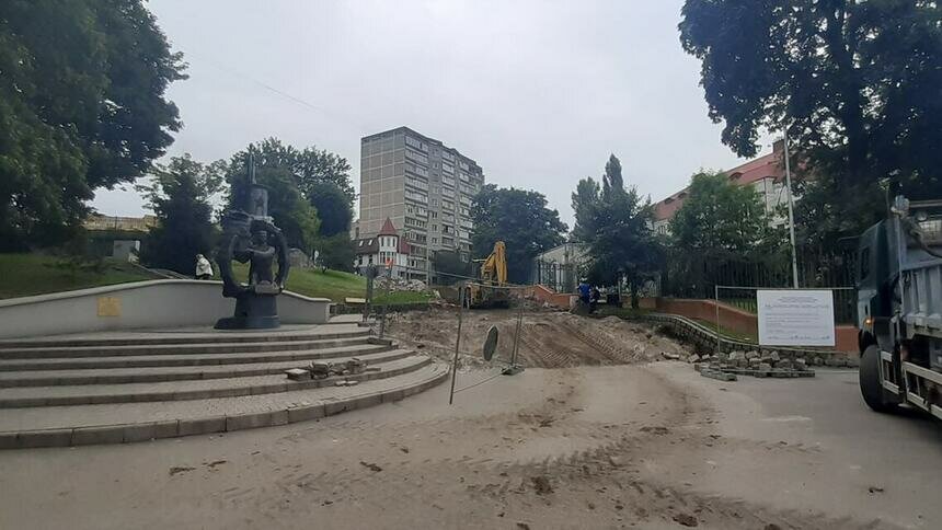 На Нижнем озере начали перекладывать лестницу возле памятника Маринеско - Новости Калининграда | Фото: пресс-служба администрации Калининграда
