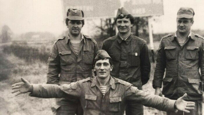 Прибалтийские “партизаны” и их замполит (крайний слева) фотографируются на фоне дорожного указателя на Припять | Фото: личный архив Владимира Зеленкова Прибалтийские “партизаны” и их замполит (крайний слева) фотографируются на фоне дорожного указателя на Припять | Фото: личный архив Владимира Зеленкова