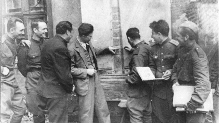 Строители и скульпторы обсуждают проект памятника | Фото: Калининградский историко-художественный музей