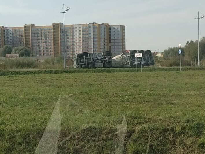 На Большой Окружной перевернулся грузовик (фото) - Новости Калининграда | Фото: очевидец