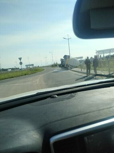 На Большой Окружной перевернулся грузовик (фото) - Новости Калининграда | Фото: очевидец