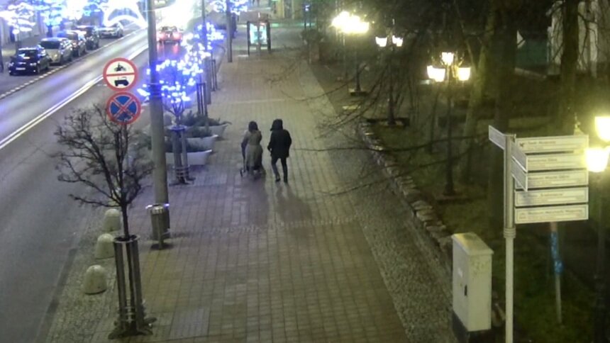 Трёхлетнего ребёнка пьяных россиян передали в приёмную семью: подробности ЧП в Гдыне - Новости Калининграда | Кадр видеозаписи с камер наблюдения