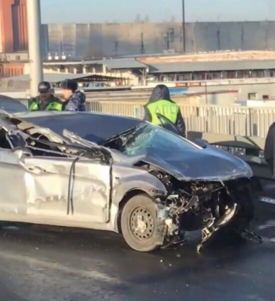Очевидцы — о ДТП с трактором на Моспроспекте: Водитель Mazda спешил и часто перестраивался - Новости Калининграда | Скриншот видеозаписи очевидца