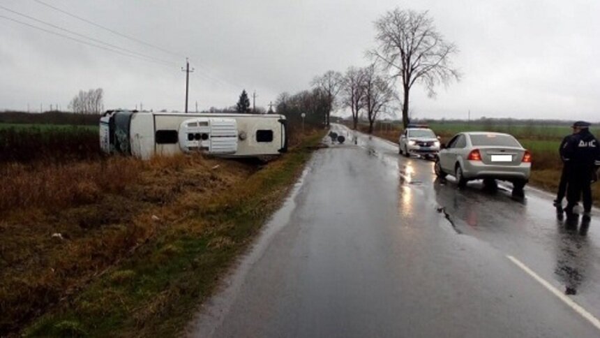 Четыре пассажира перевернувшегося под Гусевом автобуса обратились в больницу - Новости Калининграда | Фото: отдел пропаганды региональной ГИБДД