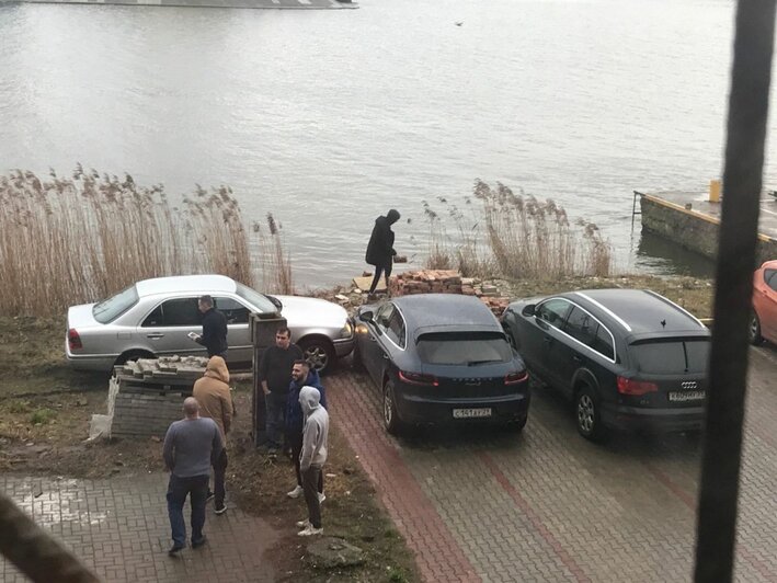 В Калининграде пьяный водитель протаранил Porsche и едва не съехал в Преголю (фото) - Новости Калининграда | Фото: очевидец