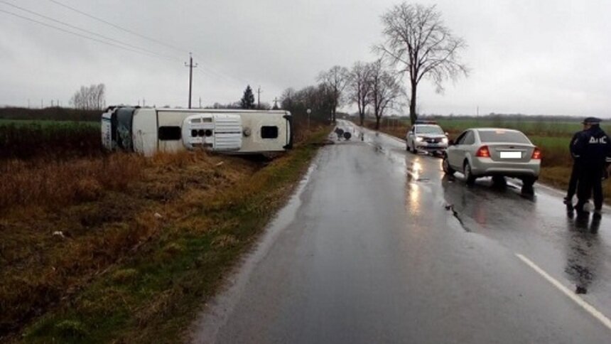 В перевернувшемся под Гусевом автобусе пострадали непристёгнутые пассажиры - Новости Калининграда | Фото: пресс-служба регионального УМВД