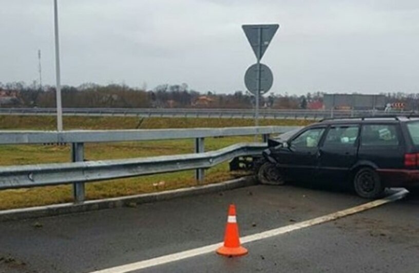 В Зеленоградском районе 77-летний водитель на Volkswagen протаранил отбойник (фото)   - Новости Калининграда | Фото: пресс-служба УМВД России по Калининградской области