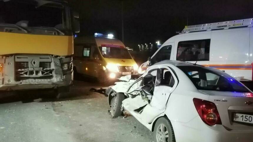 Под Калининградом в лобовом столкновении Chevrolet и грузовика Renault погибла водитель легковушки (фото, обновлено)   - Новости Калининграда | Фото: очевидец