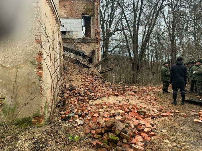 В Светлогорске у разрушающейся виллы "Зор" ставят забор (фото) - Новости Калининграда | Фото: пресс-служба правительства Калининградской области