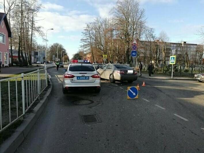 В Балтийске Mercedes протаранил легковушку, есть пострадавший (фото) - Новости Калининграда | Фото: пресс-служба УМВД России по Калининградской области
