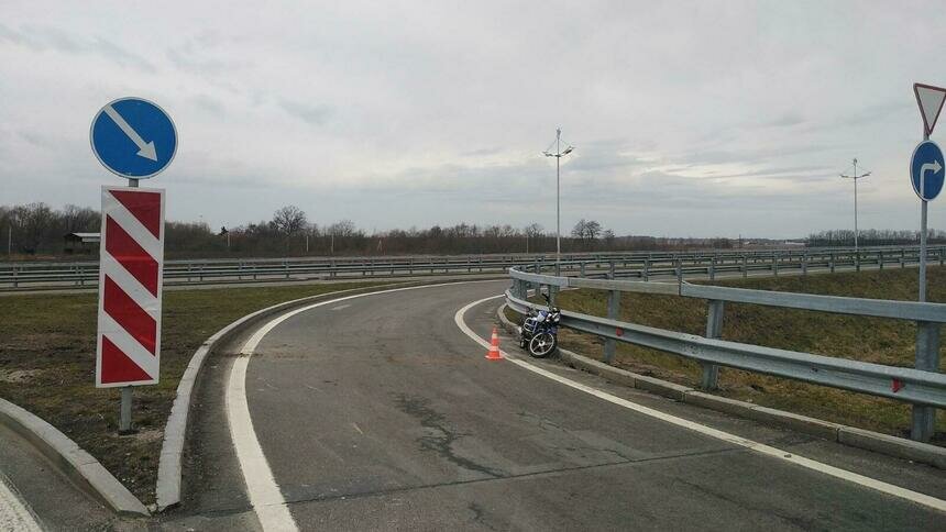 По дороге в Храброво скутер врезался в бордюр, водителя госпитализировали  - Новости Калининграда | Фото: пресс-служба регионального УМВД